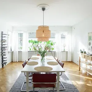 Lägenhet I Ett Lugnt Och Centrumnära Villaområde